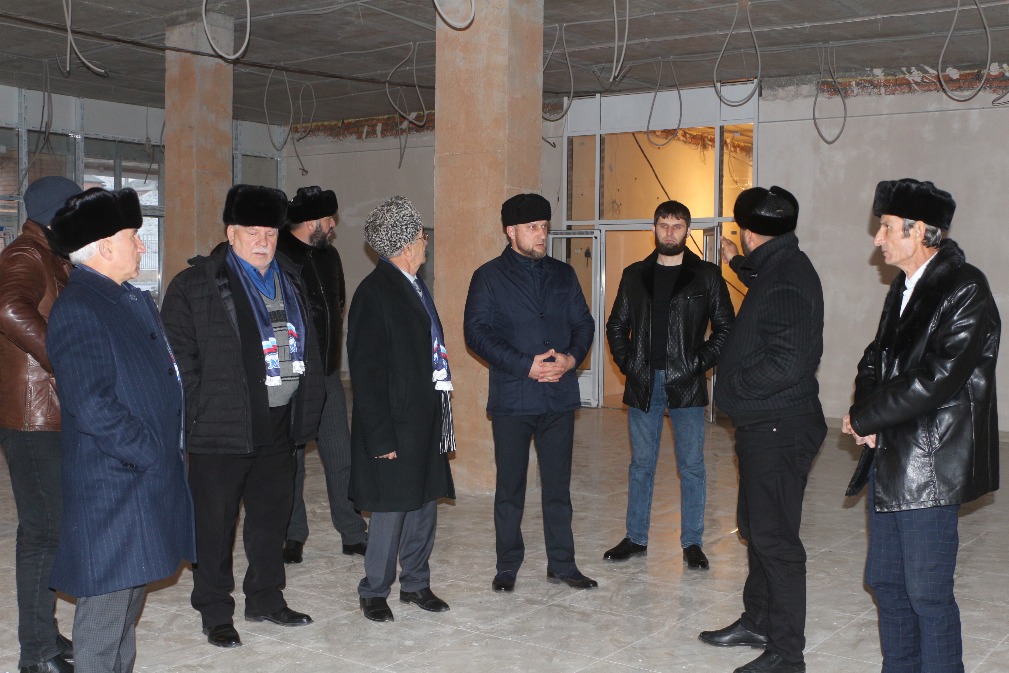 «Партийный десант» проверил ход строительства школы на 720 мест в с.п. Сурхахи.
