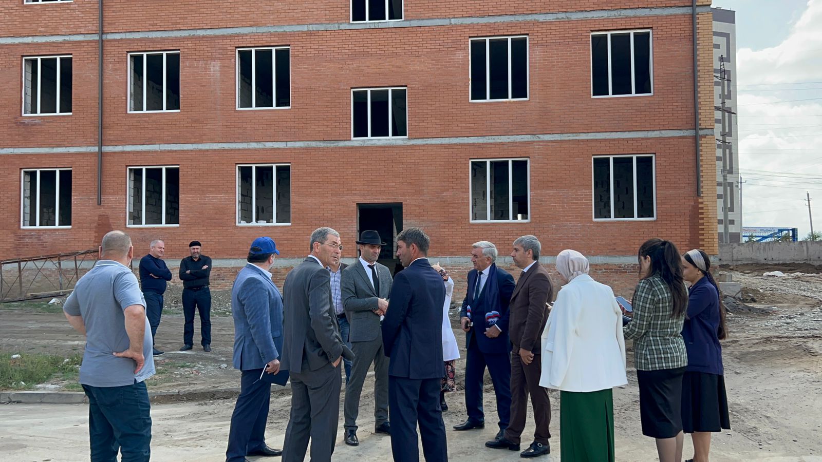 Депутаты «Единой России» проверили строительство нового корпуса ДРКБ.