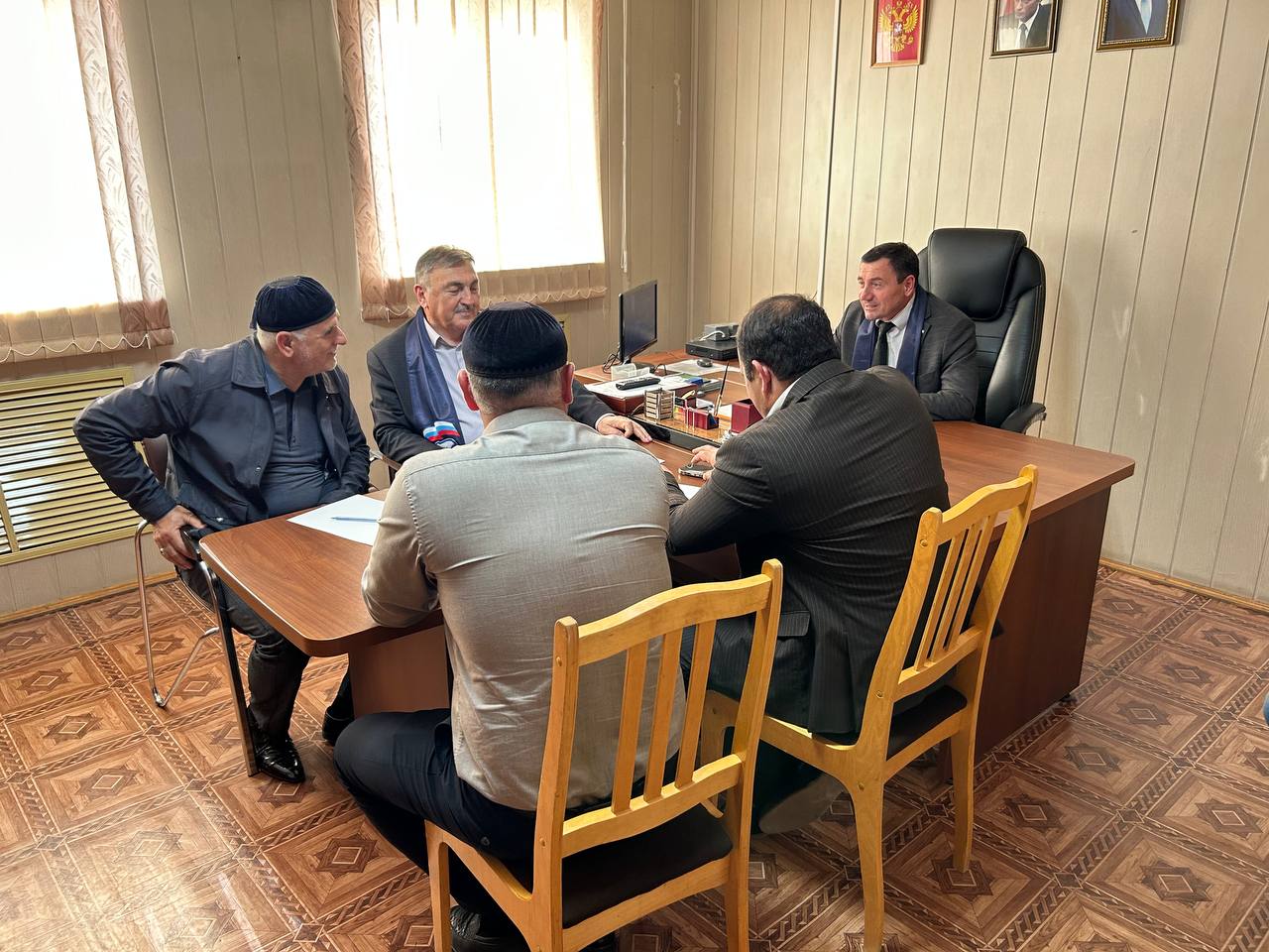 «Партийный десант» проверил ход строительства футбольного поля в с.п. Алхасты.