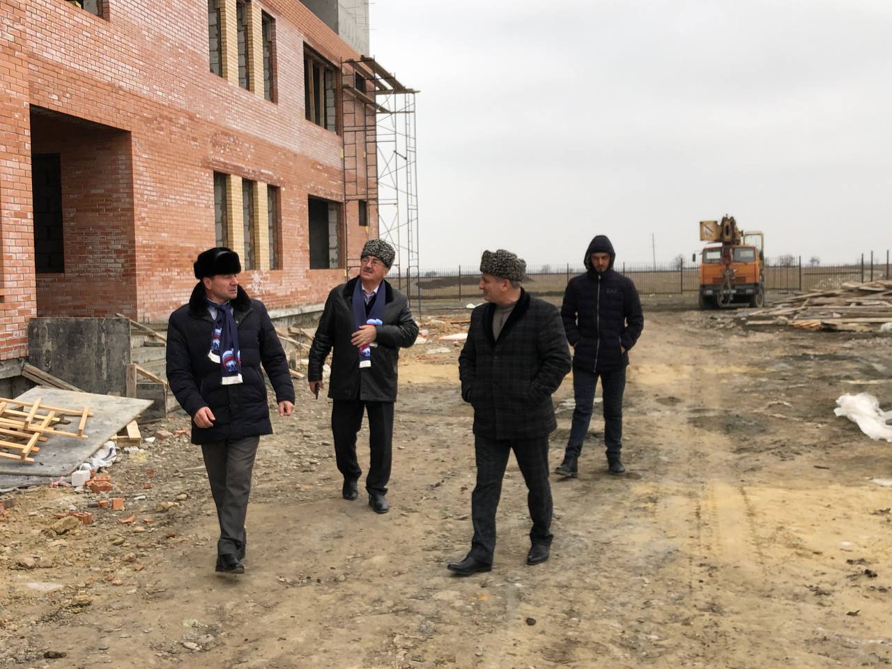 «Партийный десант» проверил ход строительства школы №5 в с.п. Нестеровское.