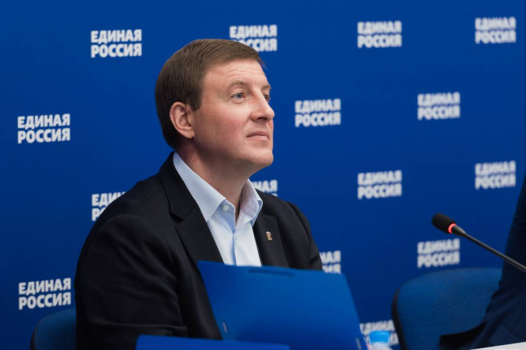 «Единая Россия» установит в ПВР для беженцев с Донбасса новогодние елки и поздравит военнослужащих на передовой. «Единая Россия» установит в ПВР для беженцев с Донбасса новогодние елки и поздравит военнослужащих на передовой.